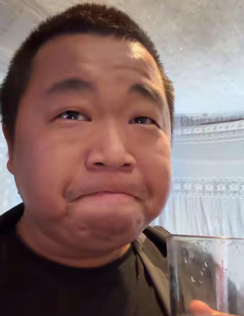 疑似有绑架蓝战非的人员自首了，自称给蓝战非磕头下跪，并晒出转账截图，描述绑架过程