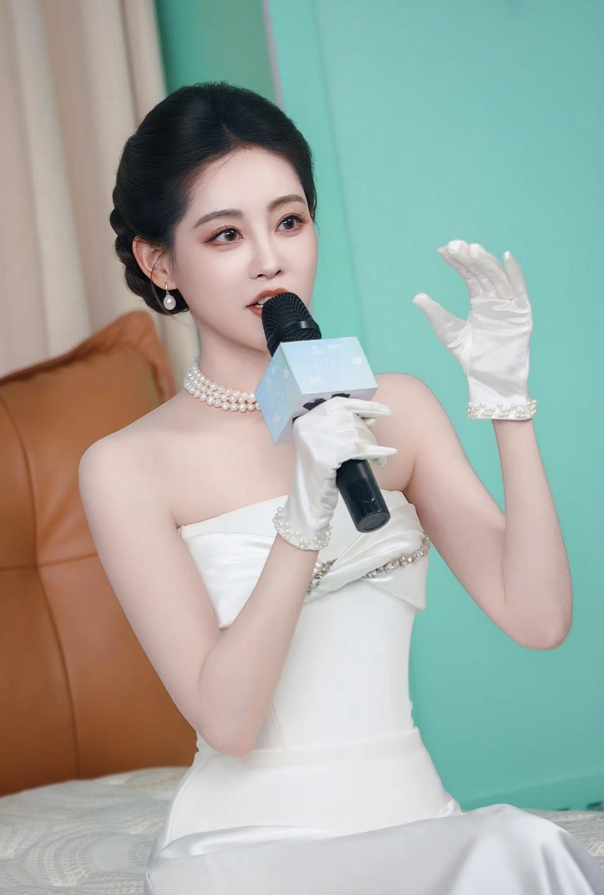 祝绪丹一身白裙赴约，温柔又贵气，像从旧时光里走出来的优雅名伶[比心]祝绪丹的复古