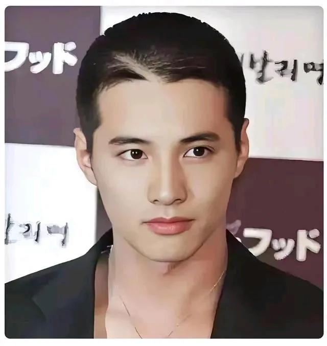 换作是任何人都不敢留这一样的一个发型，也只有他才敢做这样奇丑无比的发型，但是这样