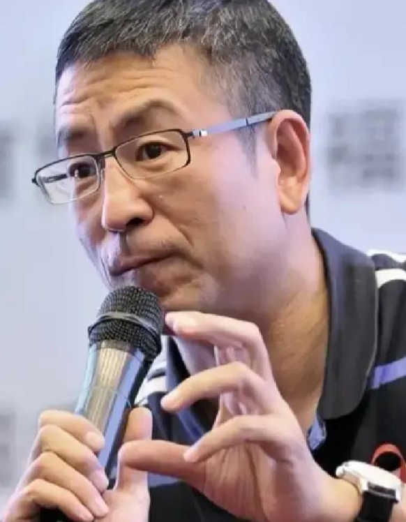 白岩松应邀到郑州大学演讲，自由提问时，一位女大学生直言不讳，问他如何看待“拼爹”这个词？台下同学哈哈