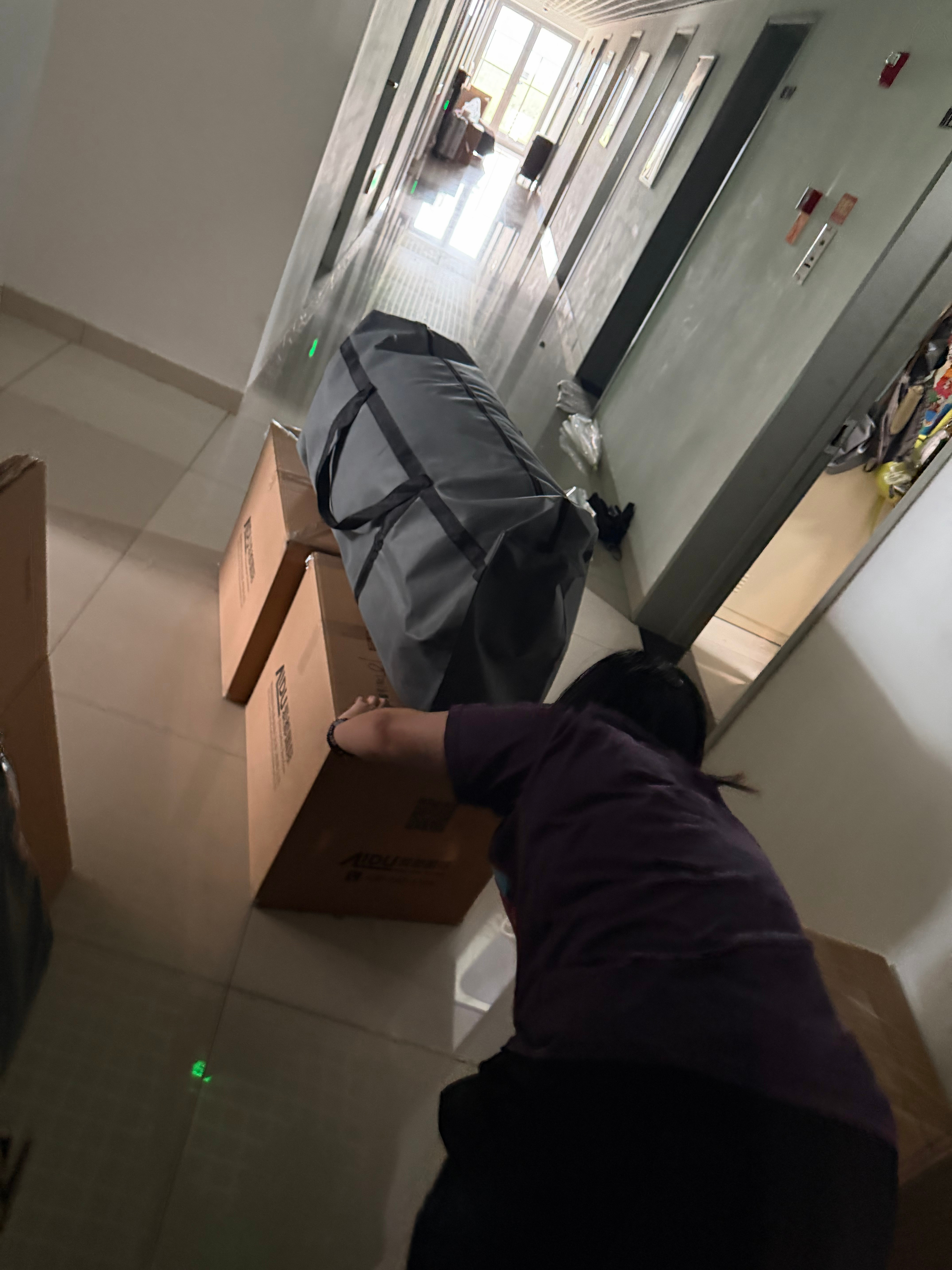 没人说西西弗斯扛的是两箱同人本啊
