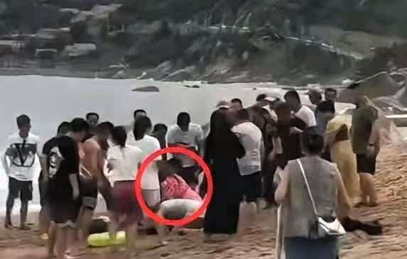 “不知道羞耻，隐私都露出来了！”危急时刻豁出脸面救人救命的善良举动，本该全网点赞