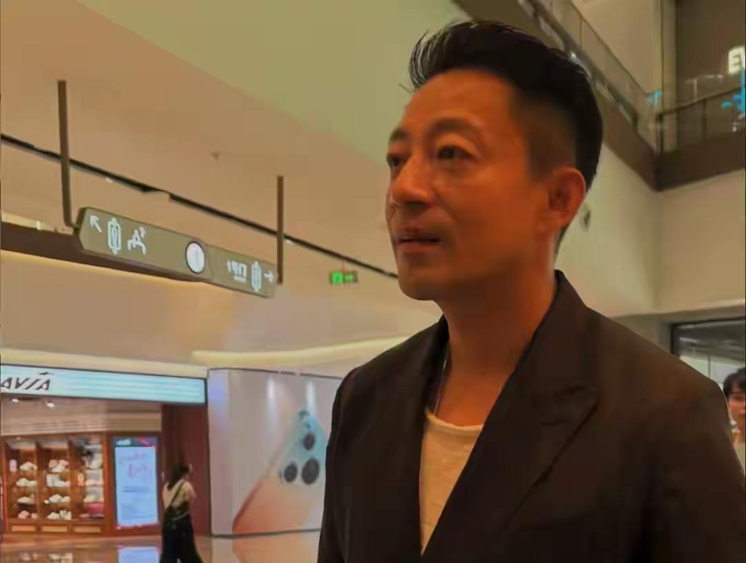家里的事，被拿出来说，大家都在看。那个男人，讲了旧事，其实是为了钱。孩子看到，点