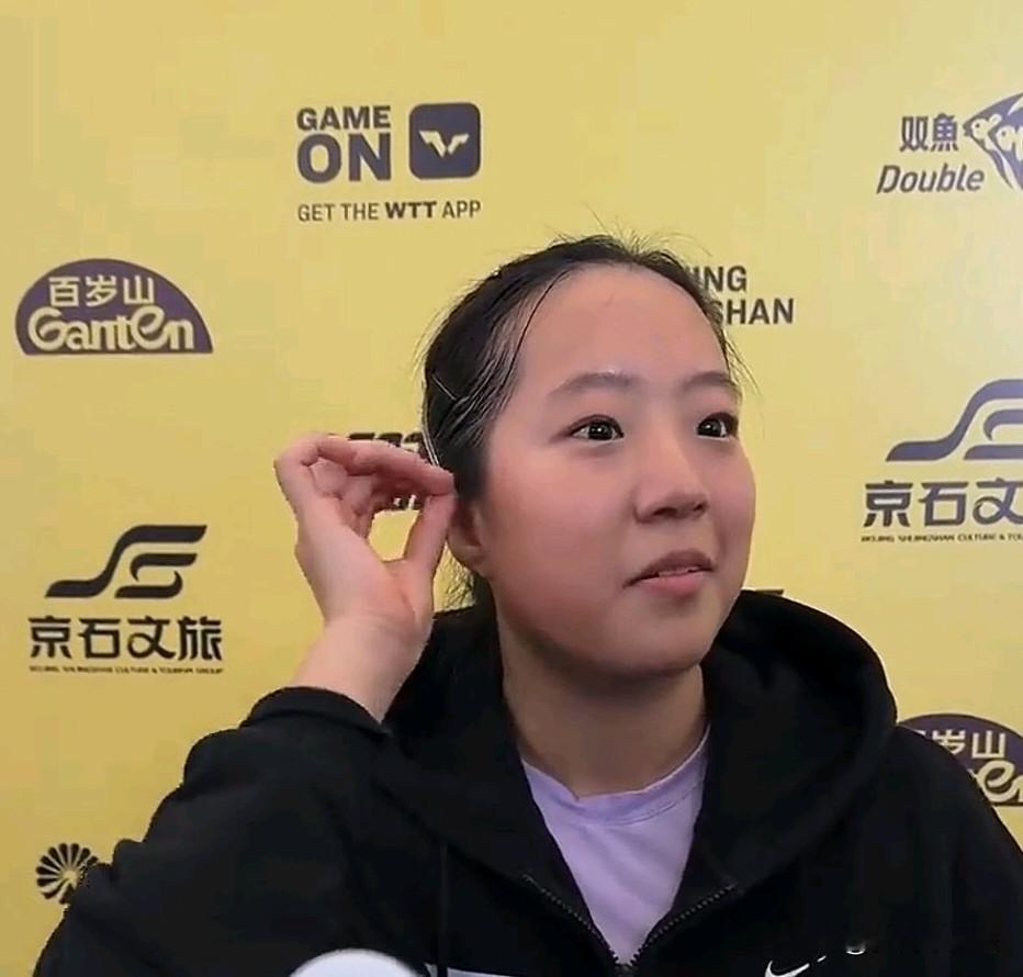 笑死我了！申裕斌果然是开心果，记者问:你能获胜的秘诀是什么？可能是担心透露战术给王曼昱，她说:中国有