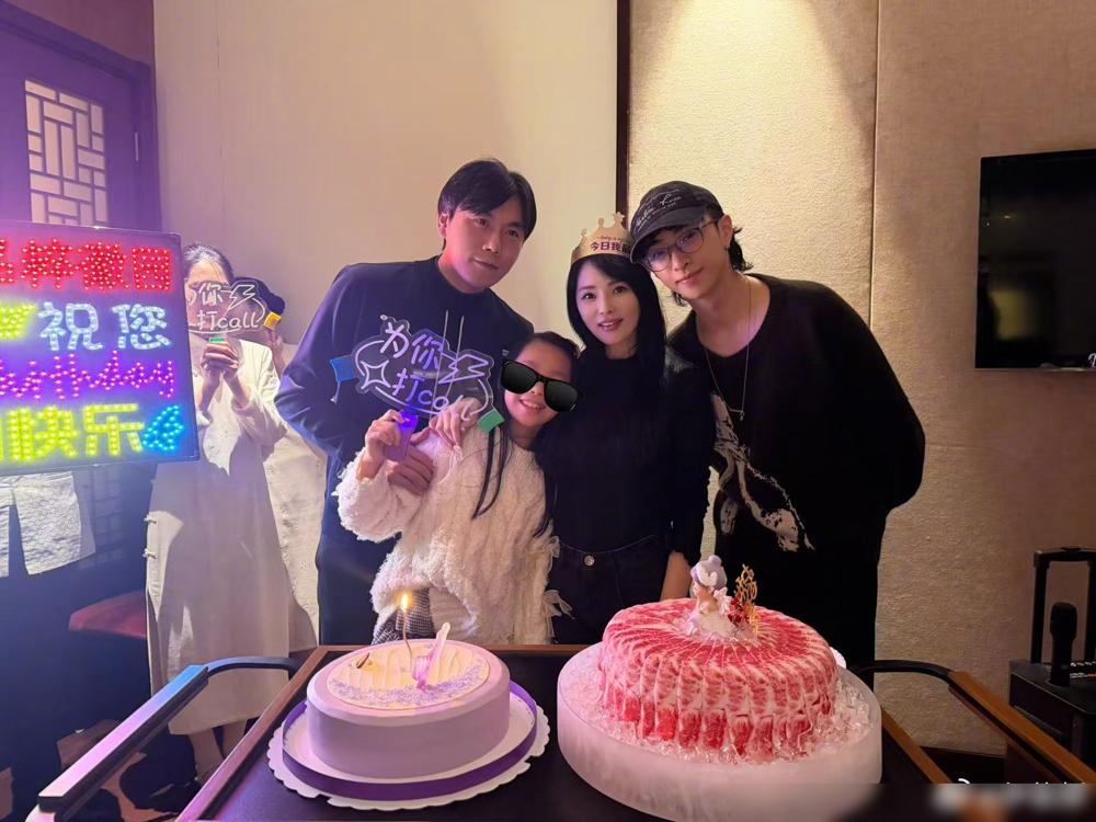 你敢信吗，一个58岁的女人指头套着小十岁老公送的钻石蝴蝶，怀里抱着儿子买的玫瑰，