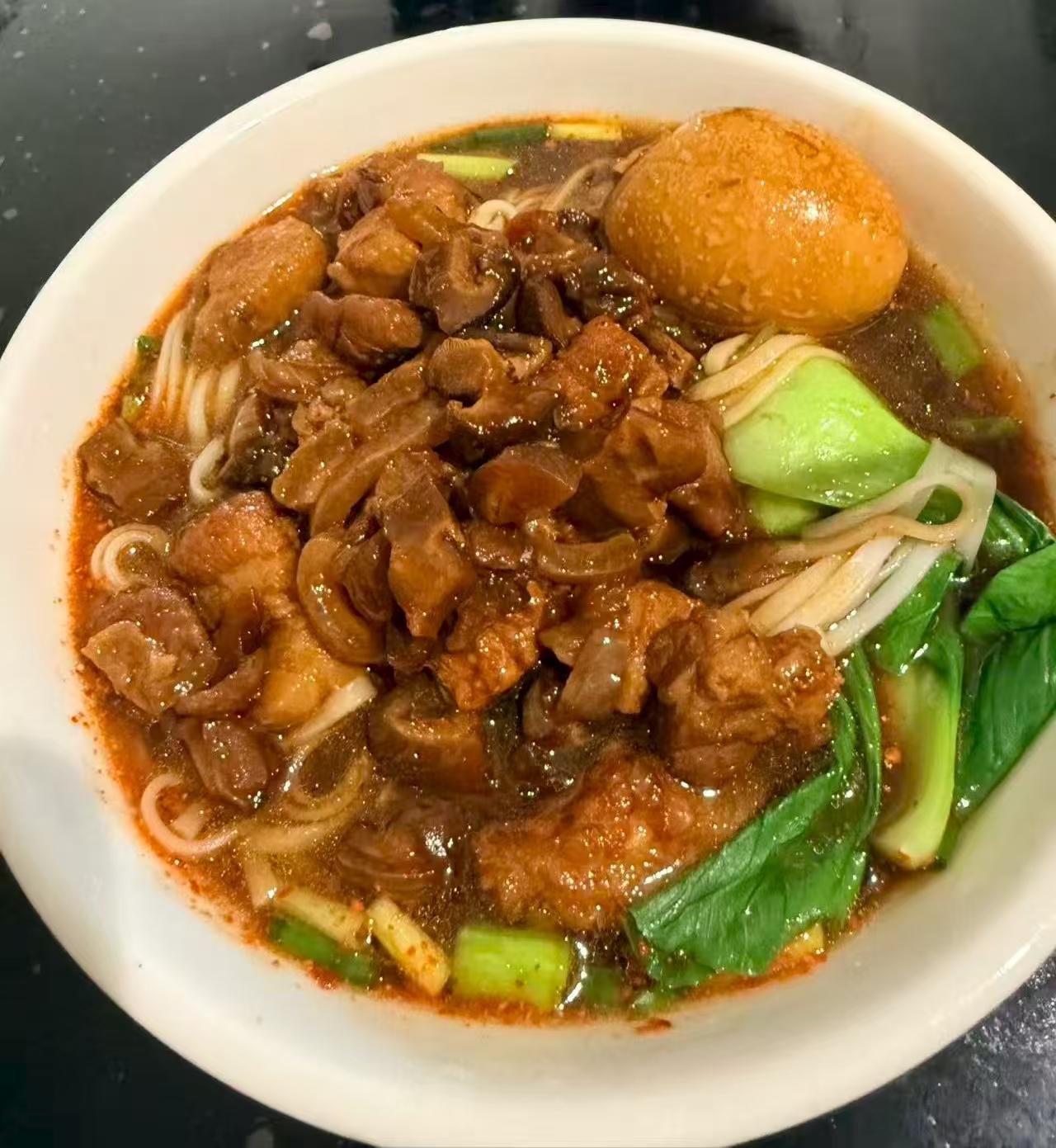 本地卤肉面15元一份，老板每天早上4:00就开始起来，6:00开卖，7: