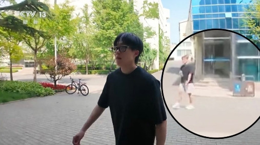 王楚钦录制面对面，卷毛陪同。巴黎奥运会回来，在机场接机的三个人，卷毛，草莓熊