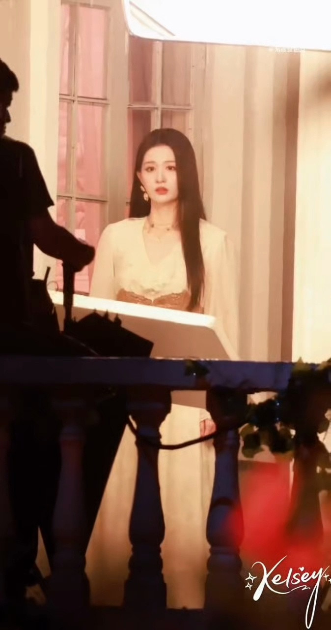 王楚然哭戏路透好神“感我此言良久立”这段雨夜哭戏是我每刷到一次都要存图的地步，