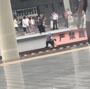昨天（7月29日）13时22分，一名24岁男子，在衡阳东站等候G6102次列车进