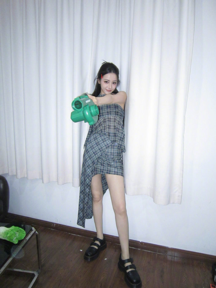 热巴cool迪丽热巴包头巾黑吊带cool感迪丽热巴包头巾黑吊带cool感，