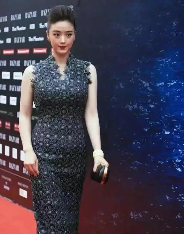蒋欣算微胖女演员中，比较有气质的一位，即使是发福了，但小脸的她也很上镜，一袭礼服