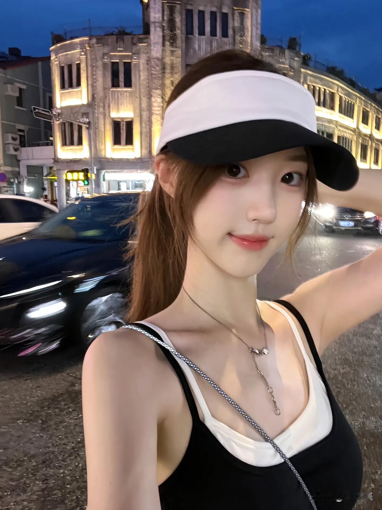 夜色笼城，灯火阑珊处。