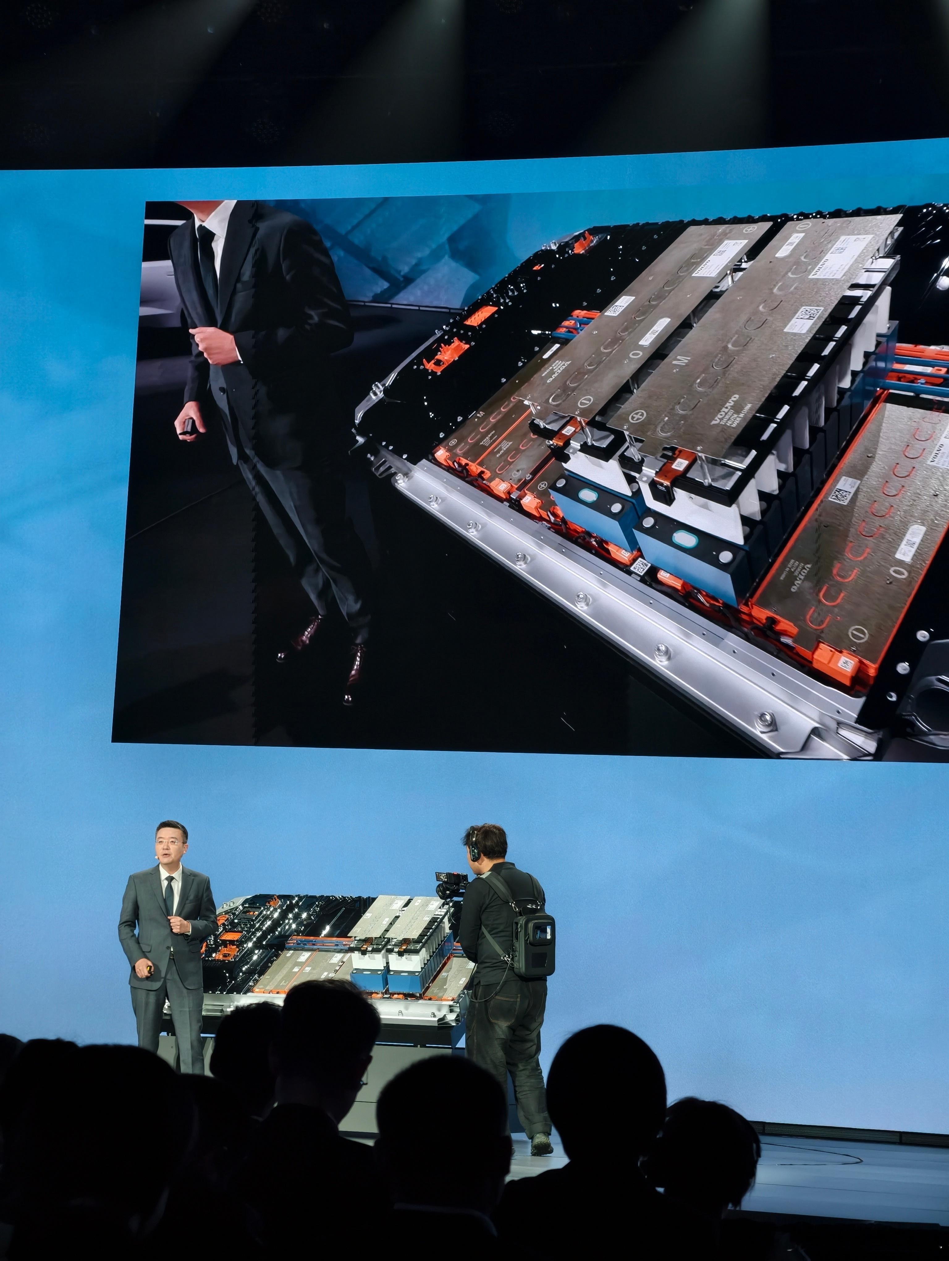 沃尔沃90系的电池包监测信号传输，还是靠硬线连接。并且明确：【我们沃尔沃还是觉得