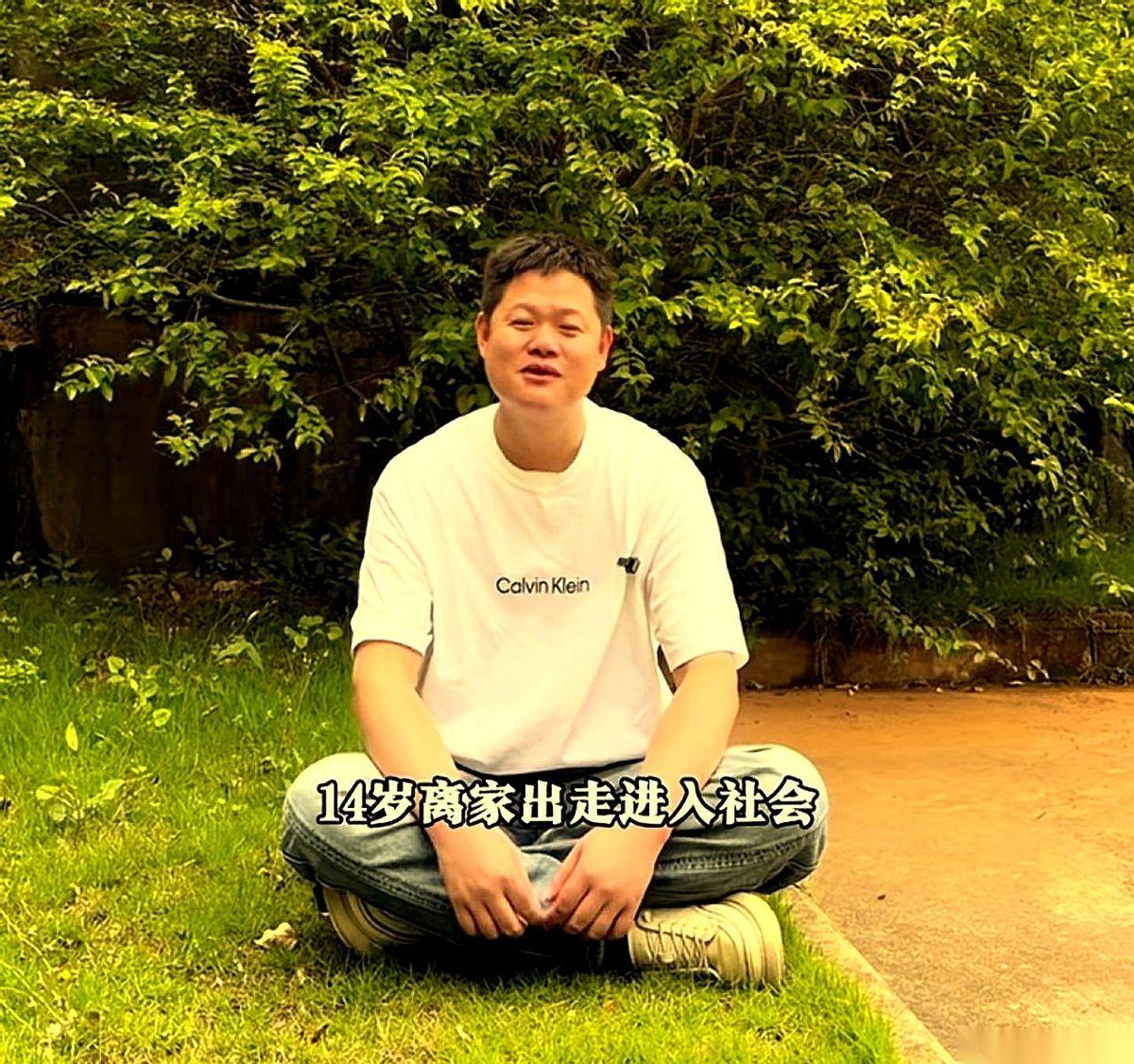 家具人小邝，流量最顶峰那会儿，饭局就没断过。酒杯一碰，个个都是“兄弟”，张嘴闭