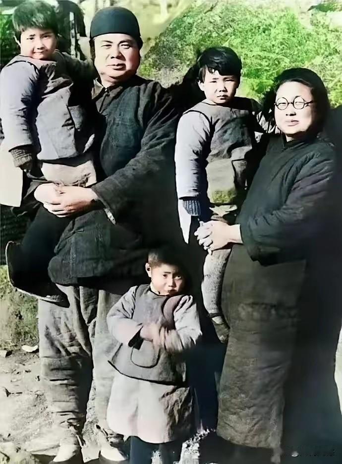 这是一张老照片,目测起码得有百年了,这应该是一张全家福,照片中有爸爸,有妈妈,还