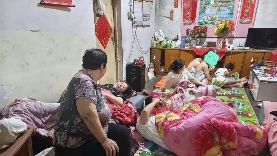 一大家子挤在一间房里睡觉～～这说明她们非常相亲相爱。​​​
