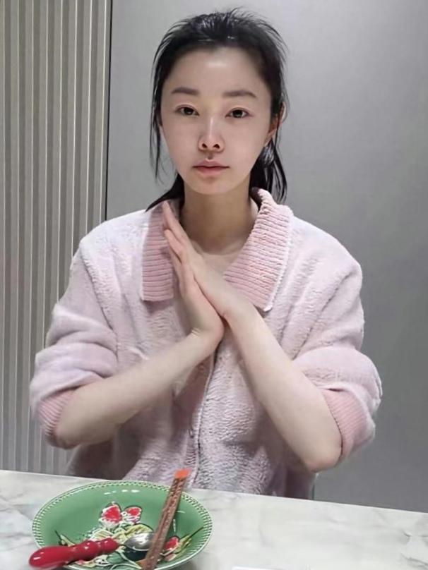 宋轶素颜照也太能打了吧！家人们快看！宋轶素颜曝光，没了浓妆脸小一圈，皮肤白