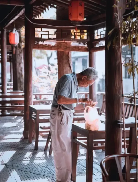 宗老去世之前，杜建英和三个孩子一直都没有露脸，宗老的后人也一直都没有露面的意思，