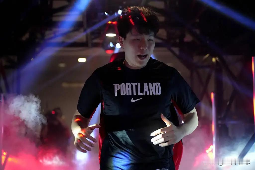 今年NBA16顺位球员杨瀚森近期被开拓者队频繁下放召回的操作引发了热议，称来回奔