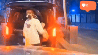 坐等官方发布的信息。奔驰女行车发生冲突，突换公安大衣的视频引发热议。近期两女子