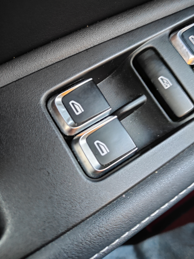 内饰质量问题买了三年多了，最开始是后视镜调节按钮开裂，后来是中控下边装饰条裂纹