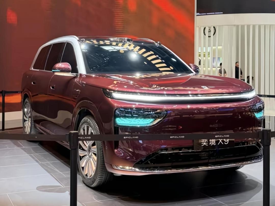 奕境X9是东风与华为一起开发的40万级旗舰六座SUV，车身5.3米、轴距3.12
