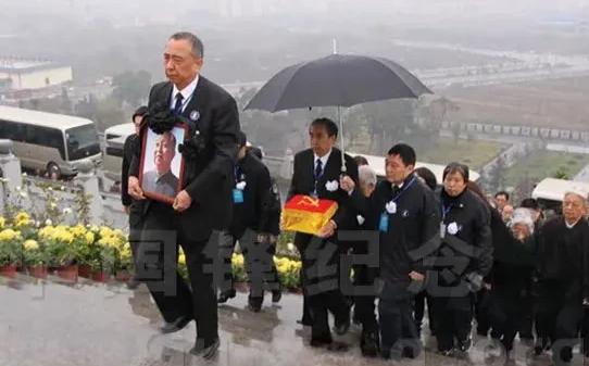 2011年11月3日，山西交城卦山南麓飘着细雨，华国锋同志的骨灰由亲属一路护送，