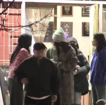 那英、李沁、马思纯、张晚意四人私下聚餐据某狗仔拍摄的照片显示，那英以黑色围巾