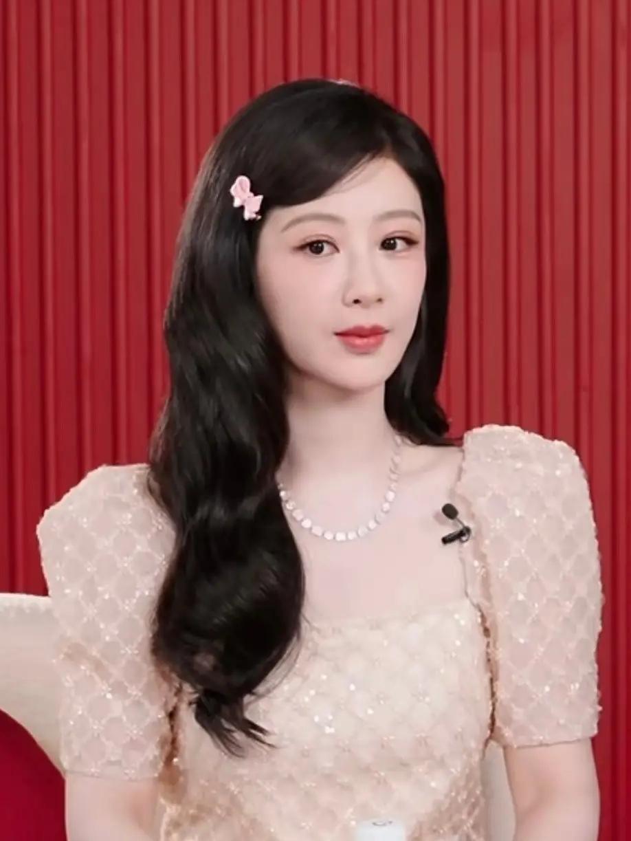 杨紫：明明五官还不错，可眉毛成了“减分项”近日，33岁的杨紫出席活动，大家争