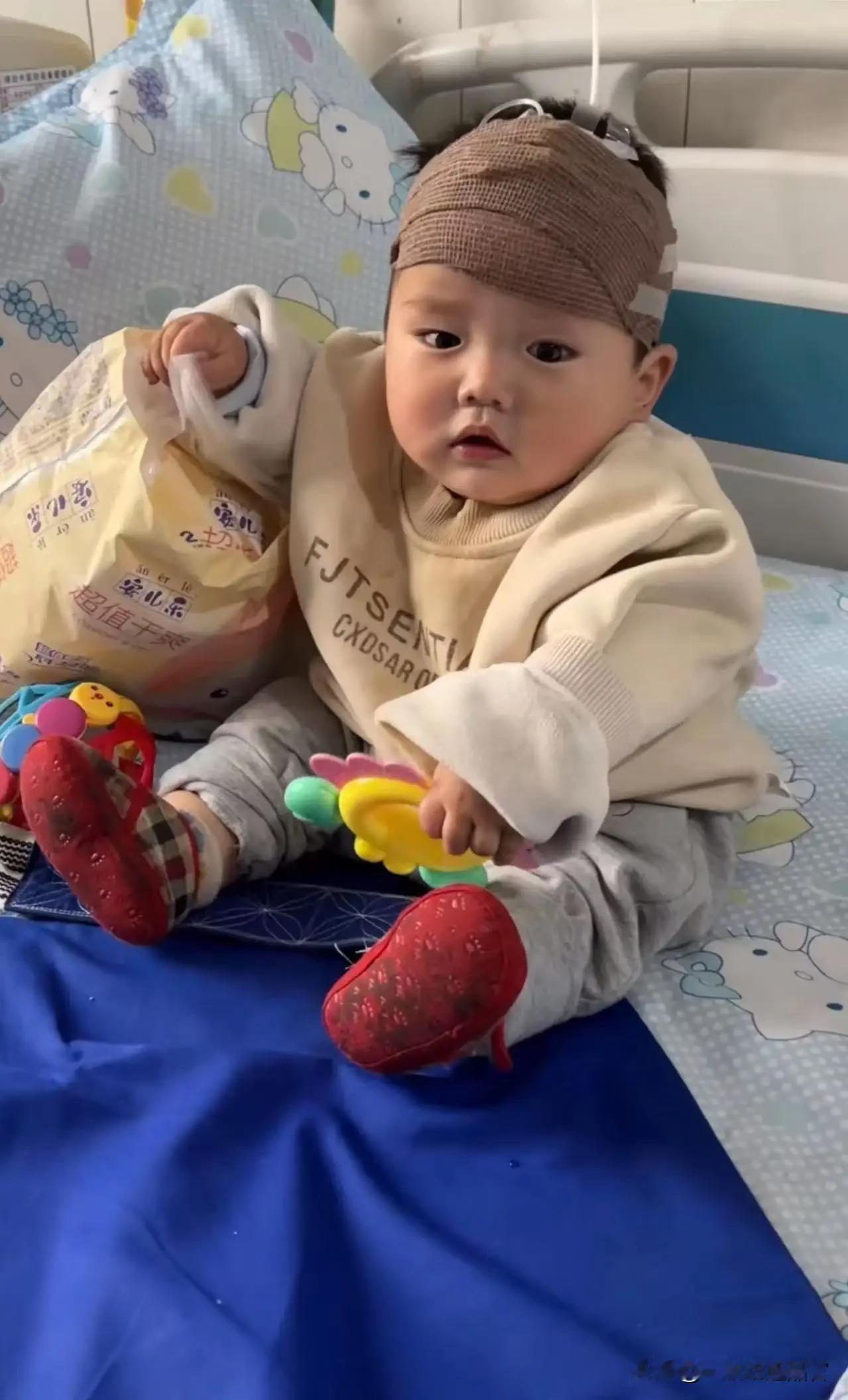 云南昆明，女子在病房看见70多岁老人带着1岁宝宝住院，孩子穿着很单薄，忍不住问老