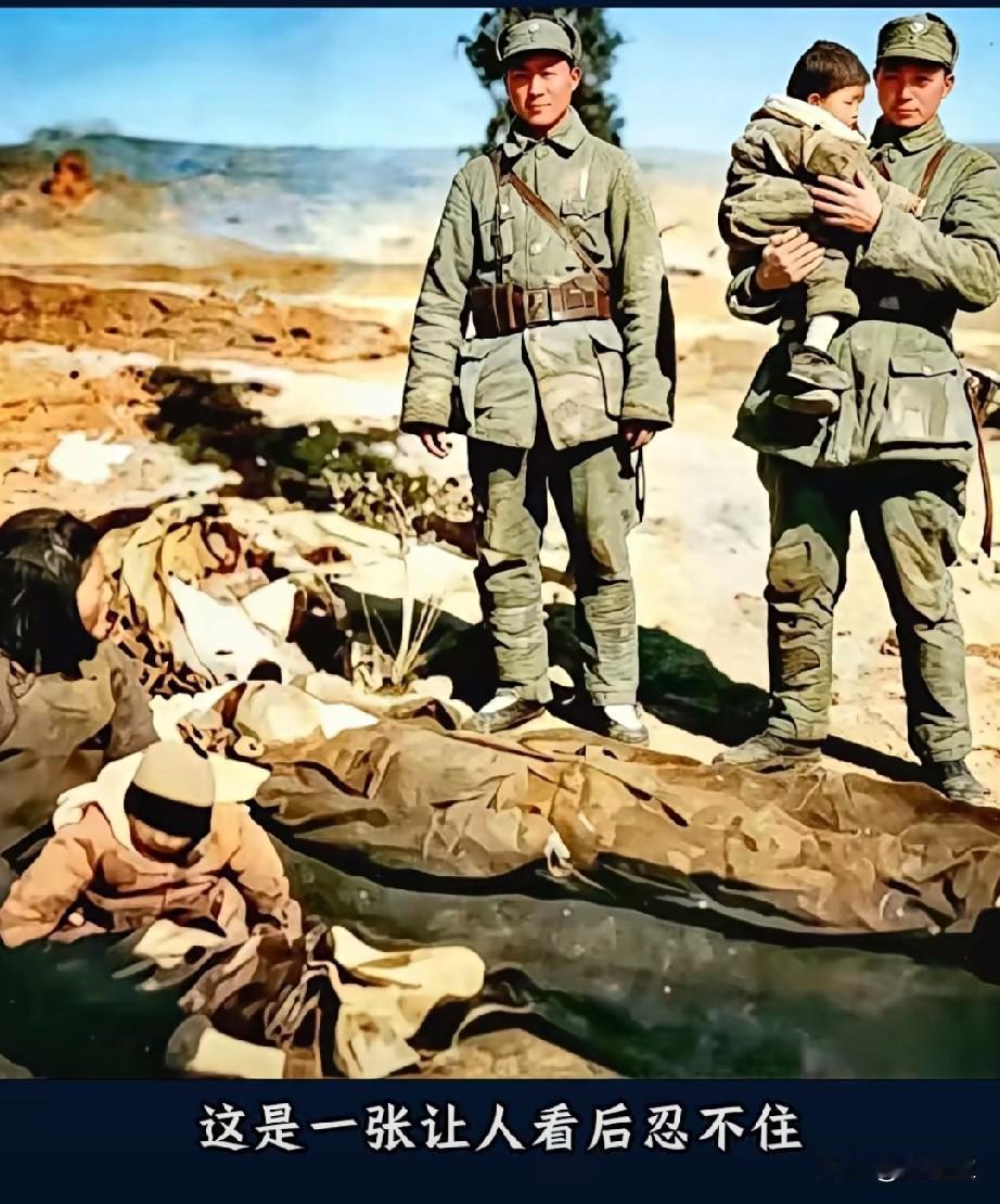 这是一张让人看后忍不住潸然泪下的全家福老照片。照片中躺在地上的是刚刚牺牲的我军