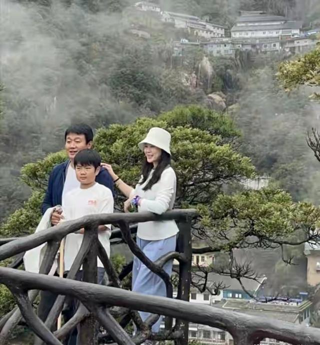清明假期，佟大为和关悦带着10岁儿子在江西婺源被偶遇，一家三口打扮特别朴素，素颜