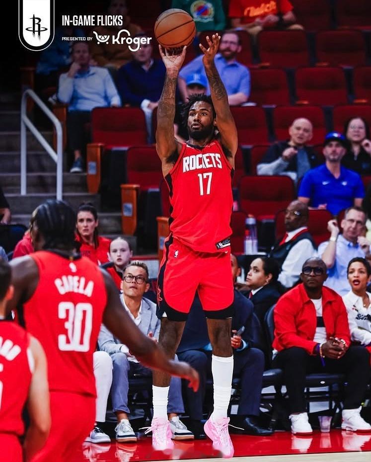 伊森爆发轰5记三分砍22分！赛后揭秘KD亲自指导，火箭7人上双夺首胜