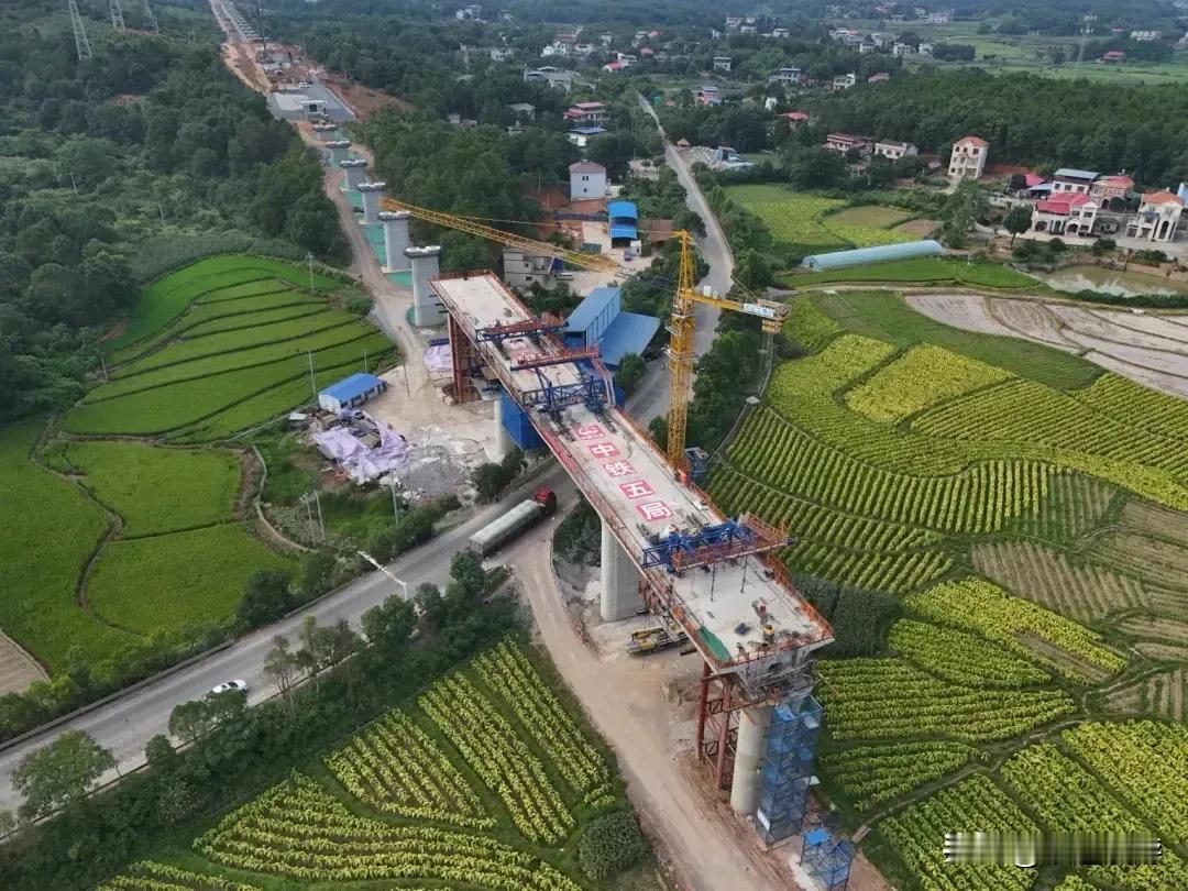 邵永铁路全线首座连续梁——跨省道236线大桥连续梁成功合龙，标志着邵永铁路建设迈