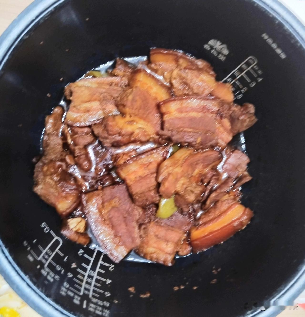 电饭煲不光可以做米饭，煲汤，做红烧肉把子肉也是一绝。特别美味，还挺省事儿，真是科