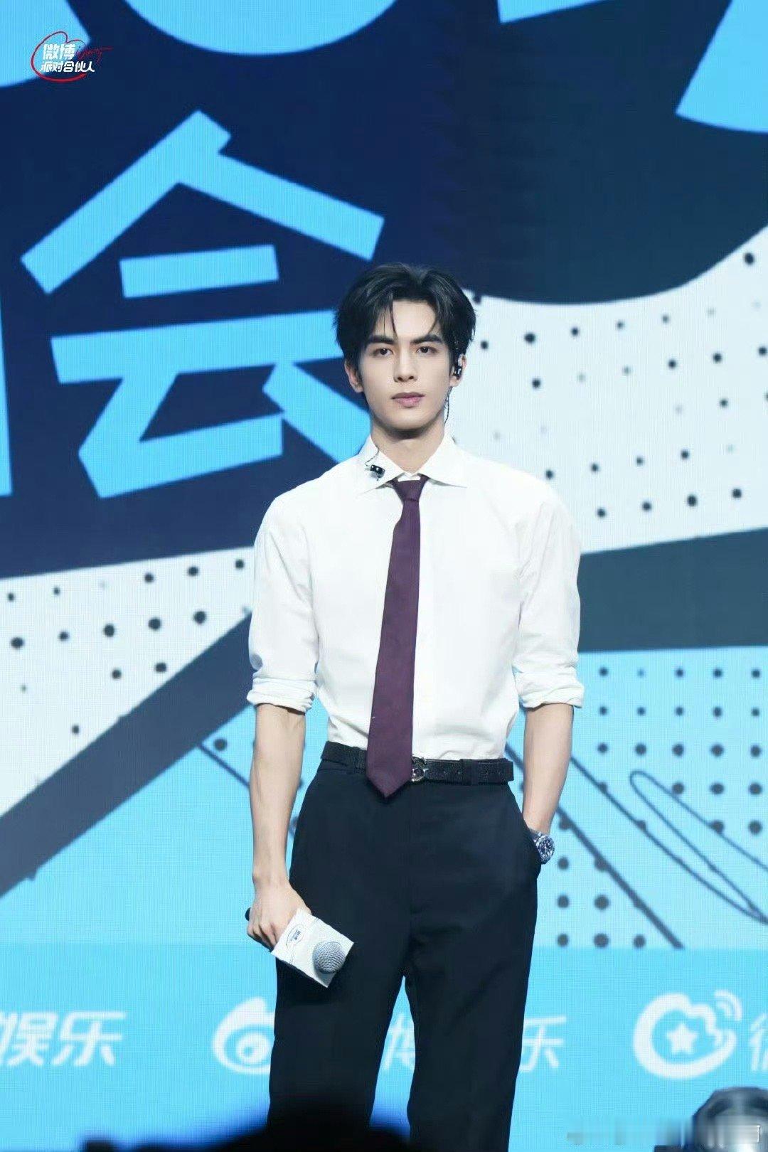 爱人的答卷宋威龙答100分手写的彩带叮嘱粉丝路上小心，开场前穿着玩偶服用相机记录