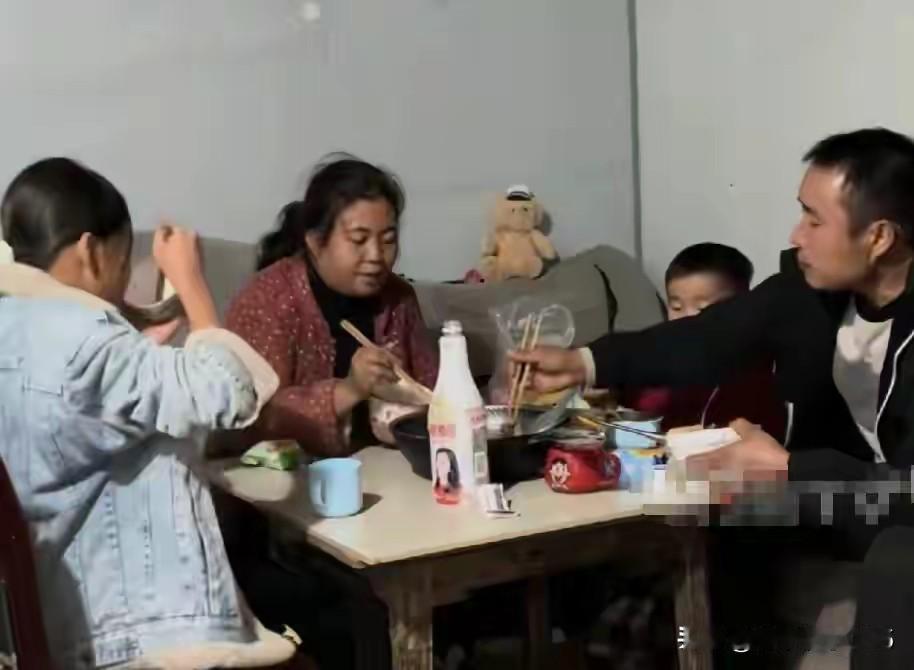 贵州，1男子哥哥嫂子半年内相继离世，看着2个侄女孤苦无依，男子心疼不已。他小心翼