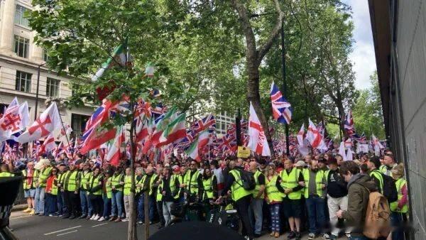 当地时间5月16日，英国极右翼活动人士汤米·罗宾逊在伦敦发起游行，主张反移民、维