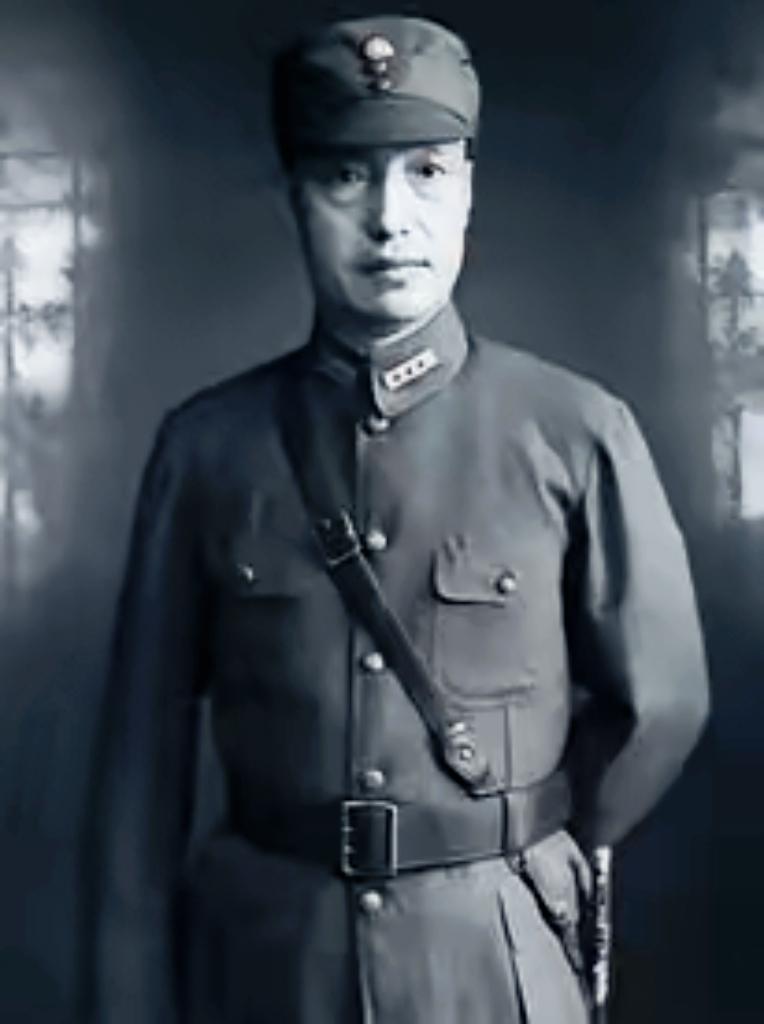 1950年，36军军长刘万春接到通知到北京参加会议，可是刚下车，就看到几名全副武