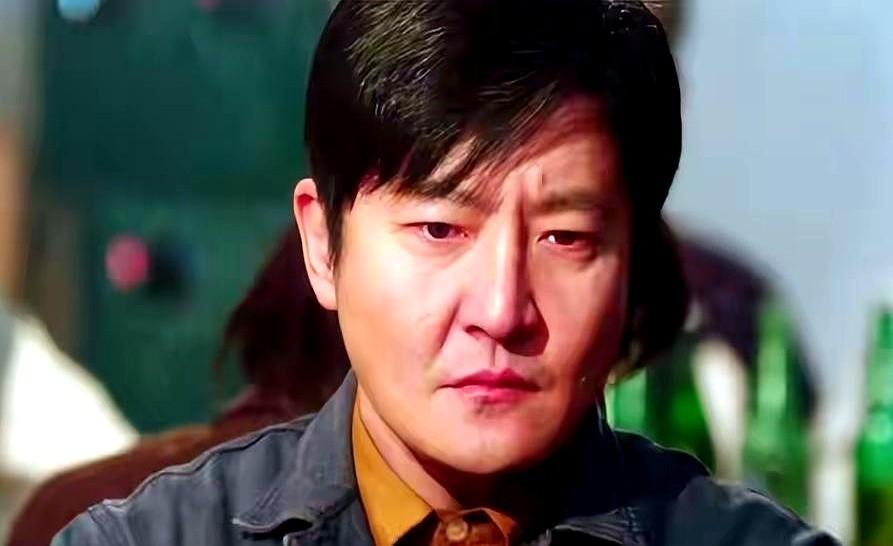 装修砸墙，一锤子下去，墙里竟然码着整整3000万现金。郭京飞演的余鸣，一个被