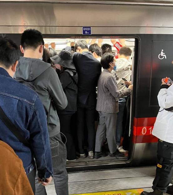 “冤不冤？”2023年11月，上海，一7旬老人乘坐地铁时，未站在规定区域内等候，