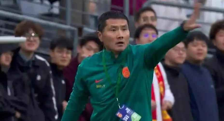 说白了，邵佳一这一路就是硬扛过来的。年轻时一脚任意球惊艳德国人，世界杯却吃了红牌