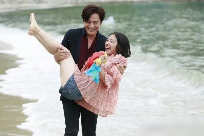 抱着唐艺昕的这名男人是谁啊？大手搂细腰