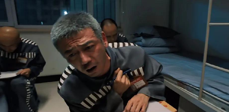 《以法之名》万海死了，秦峰死了，死在了黎明前夕，观众接受不了啊！万海正在写十三