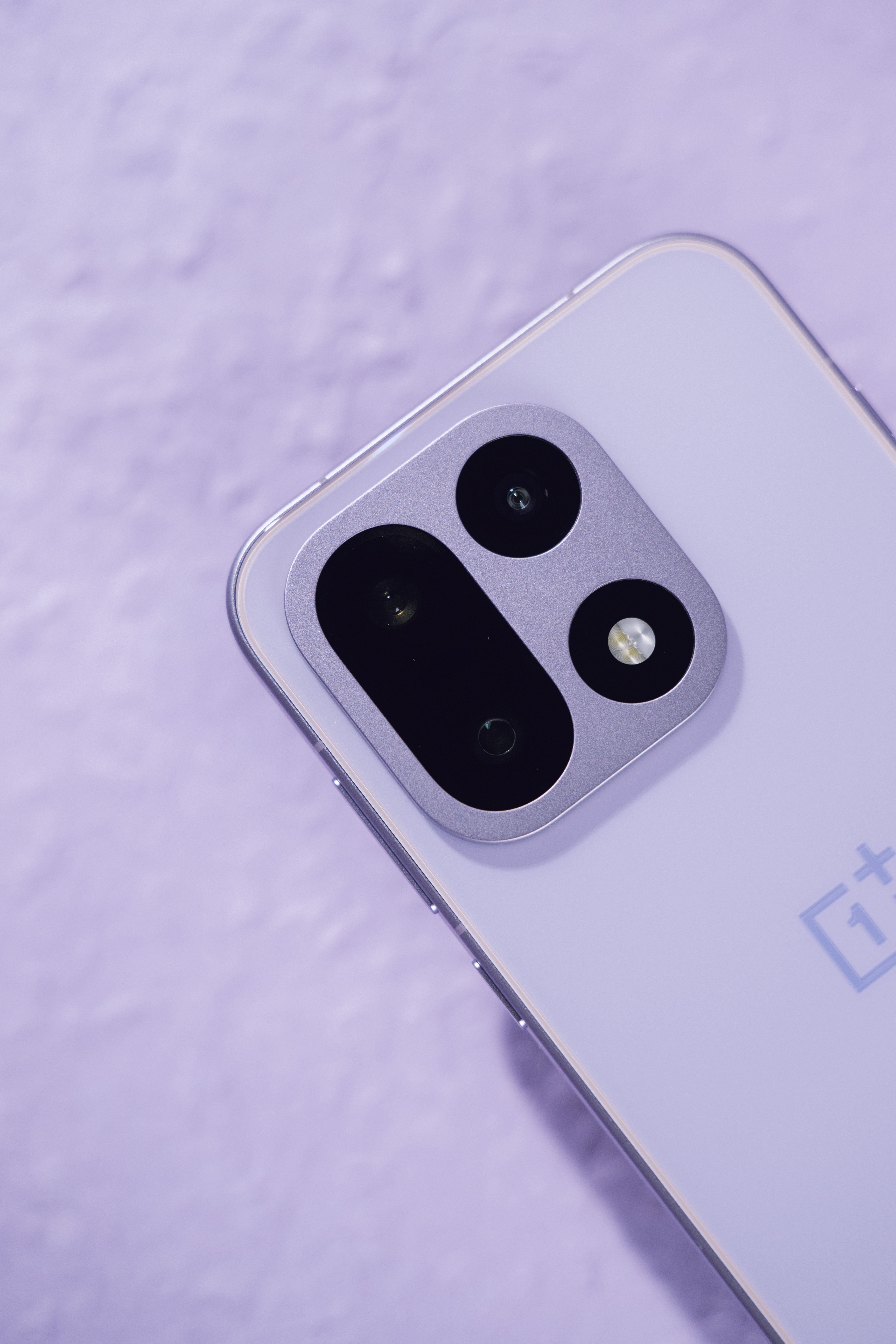 趁着发布会还没结束，先来看看一加15的雾光紫真机长啥样​​​