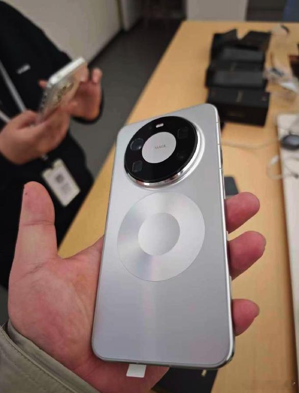 华为mate80系列不支持磁吸那一圈是无线充磁圈，要磁吸只能买一个带磁吸的外壳