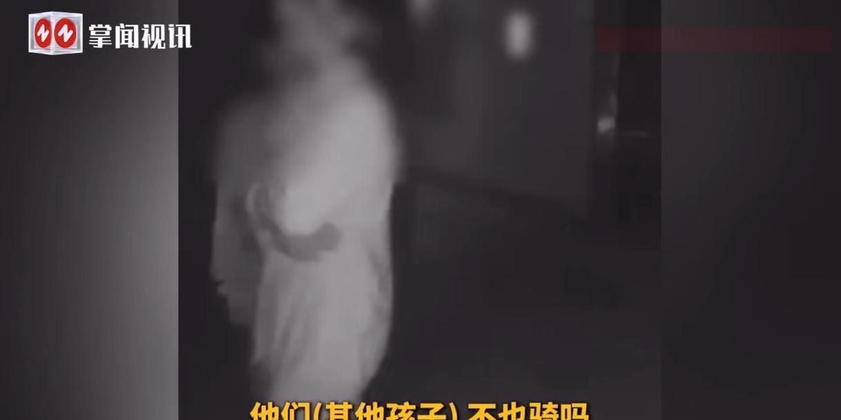 “离了个大谱！”6月12日，云南新平，一位年仅11岁的男孩晚上骑着电动车在外面玩