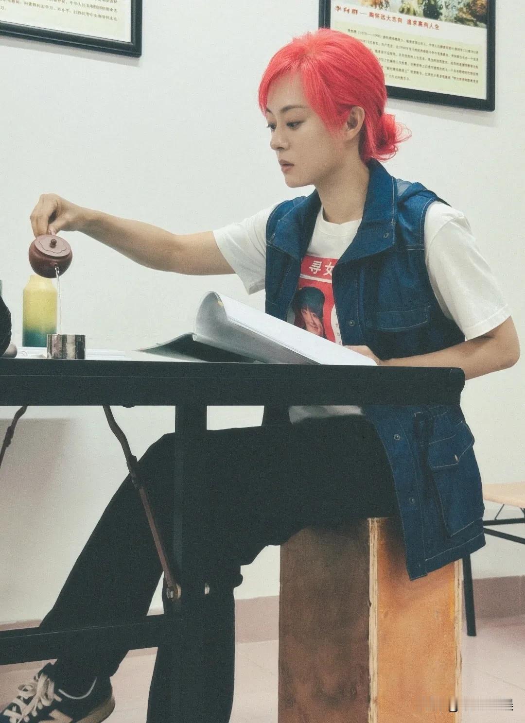 都说认真工作的女人最美丽，这话真没错，你看看孙俪就知道了。[呲牙笑]孙俪在福建厦