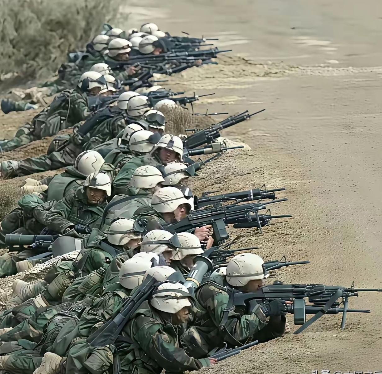 据说这张照片是90年代美国进攻伊拉克时的场景，如此把士兵高度集中在一起排兵布阵，