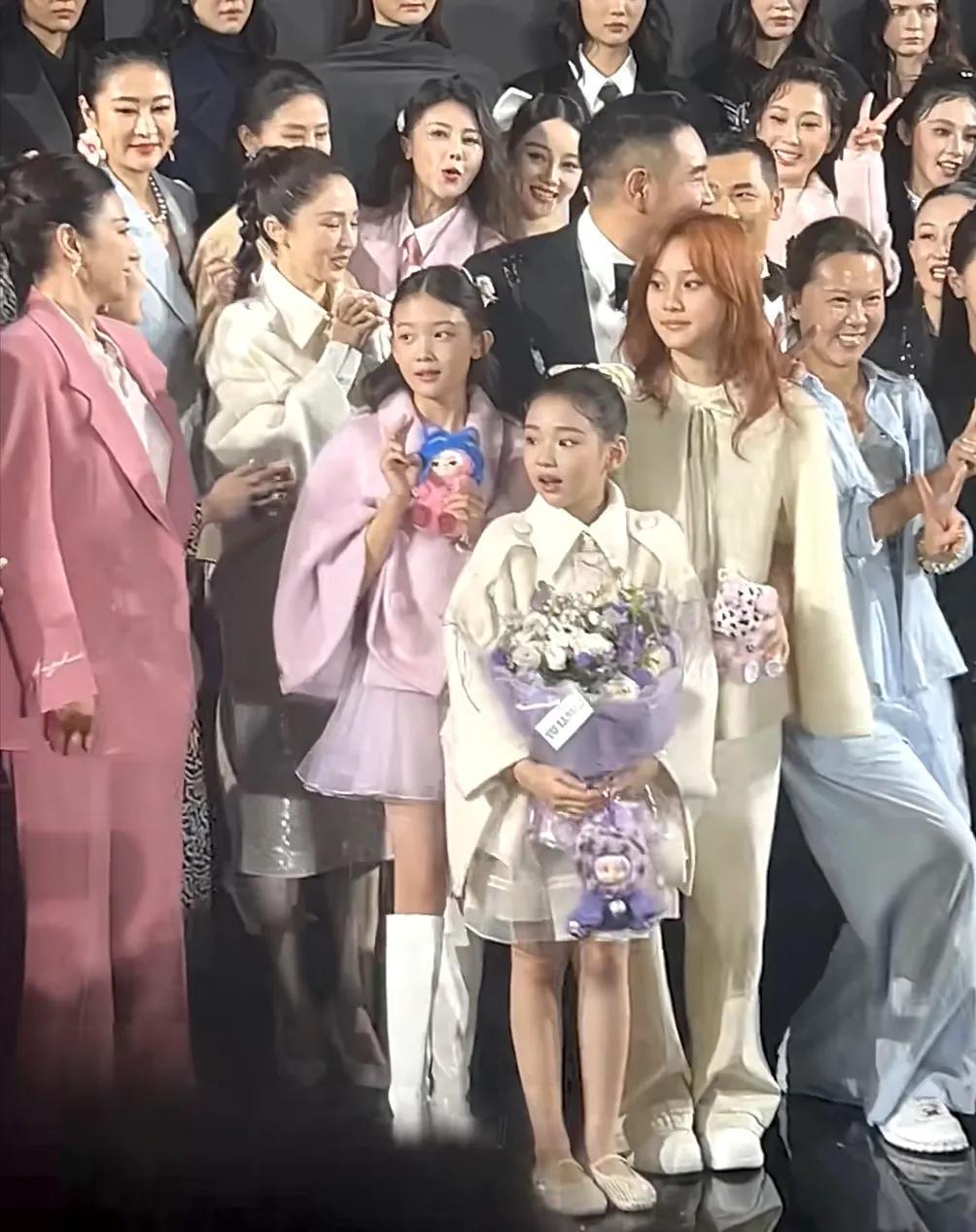 贾跃亭女儿可儿长得比小酒窝好看。贾跃亭女儿可儿今年10岁，小酒窝9岁，两人相